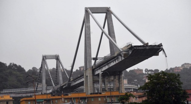 Összeomlott egy autópályahíd Genovában, 22 ember meghalt