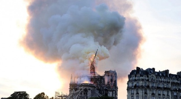 „Együtt újjáépítjük a Notre-Dame-ot!