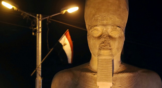 Apró darabokból állították fel II. Ramszesz monumentális szobrát