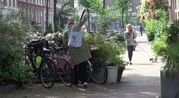 Kerékpáros nagyváros, virágok a parkolók helyére