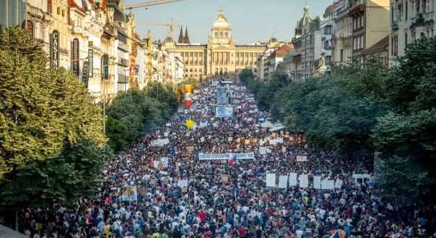 Prágában százezren követelték a korrupcióval vádolt kormányfő távozását