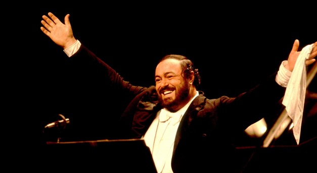 Miként lett a fehér zsebkendő Pavarotti védjegye?