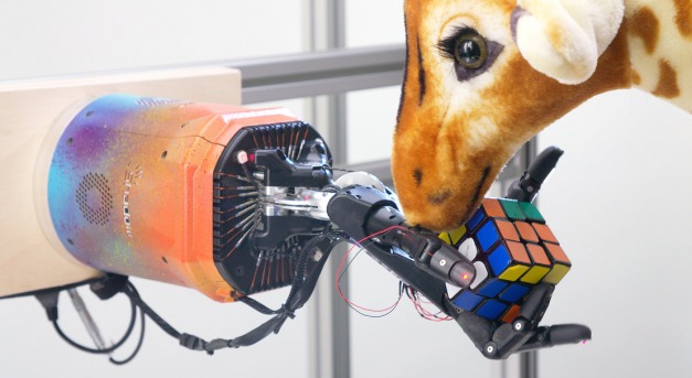 Robotkéz, mely kirakja a Rubik-kockát