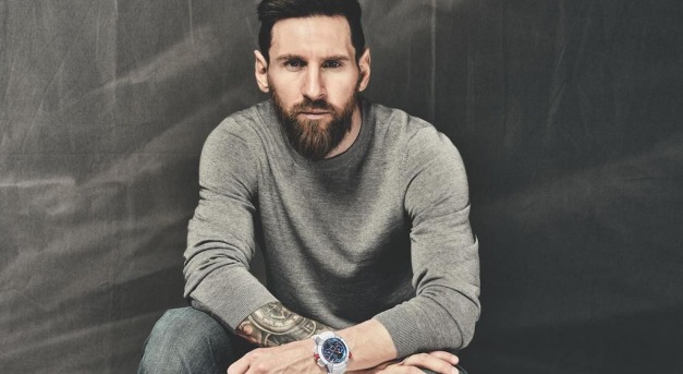 Aranylabda és a kék-fehér Messi sportcipő
