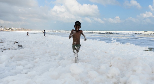 Büdös hab borította be India leghíresebb tengerpartját