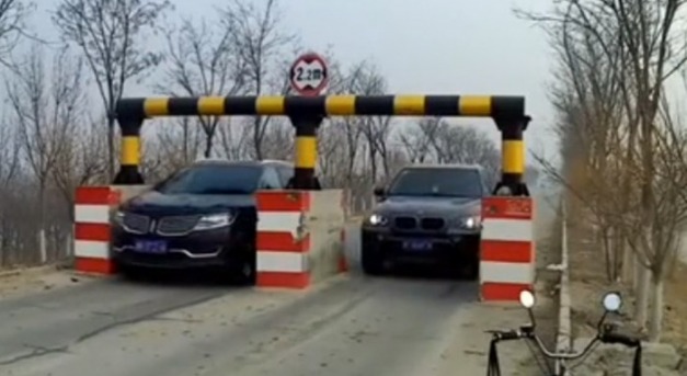 Fekvőrendőr helyett betonoszlopok