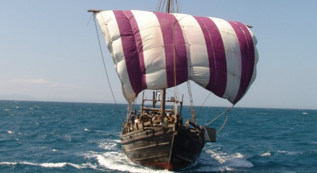 Korhű ókori hajóval az óceánon