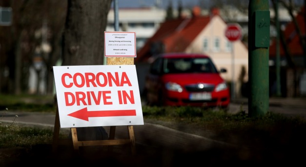 Ahol ki se kell szállni, az autóban készül a koronavírus-teszt