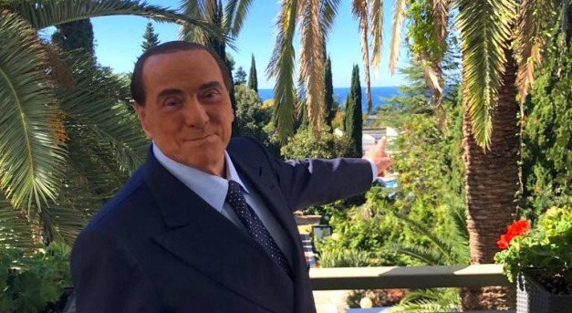 Harminc éves barátnőjével önkéntes karanténba vonult Berlusconi