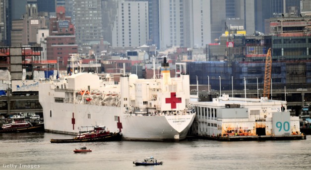 Befutott New Yorkba a világ legnagyobb kórházhajója