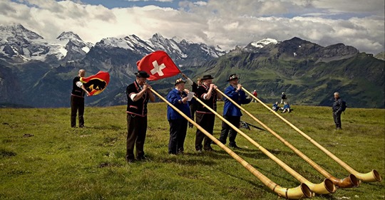 Svájc három fázisban kezdi el feloldani a korlátozásokat