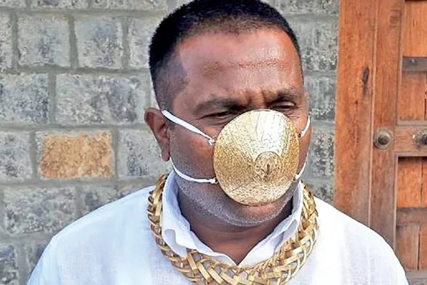 Nincs határ: arany szájmaszkot készíttetett magának egy férfi