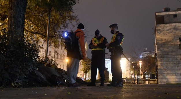 Január 11-ig érvényben marad a kijárási tilalom