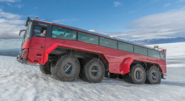 Nyolc, embermagasságú keréken halad a gleccserjáró turistabusz