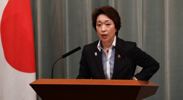 Női vezető váltja a nőkön gúnyolódó japán olimpiai minisztert