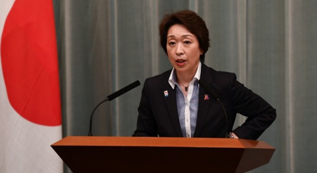 Női vezető váltja a nőkön gúnyolódó japán olimpiai minisztert