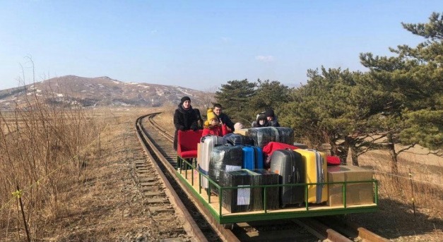 Kézi hajtású vasúti kocsin hagyták el Észak-Koreát az orosz diplomaták
