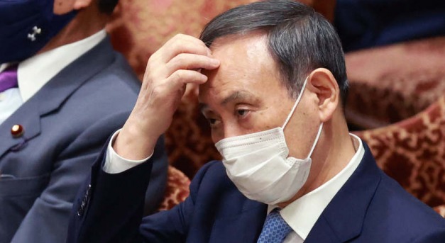Lemondott a japán kormány sajtóreferense, mert megvendégelte a miniszterelnök fia