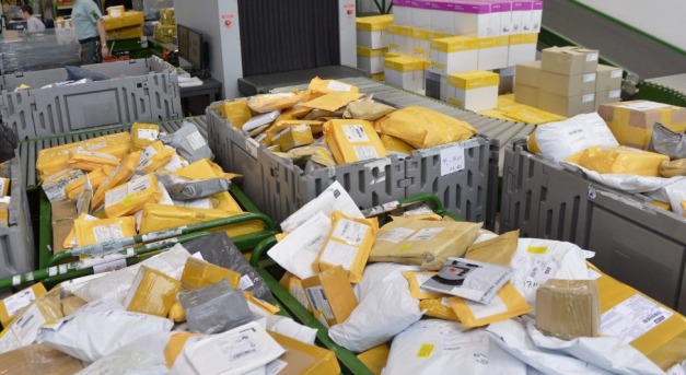 A postán érkező filléres kínai árukra is áfát kell fizetni júliustól