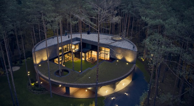Farönk formájú ház az erdő mélyén