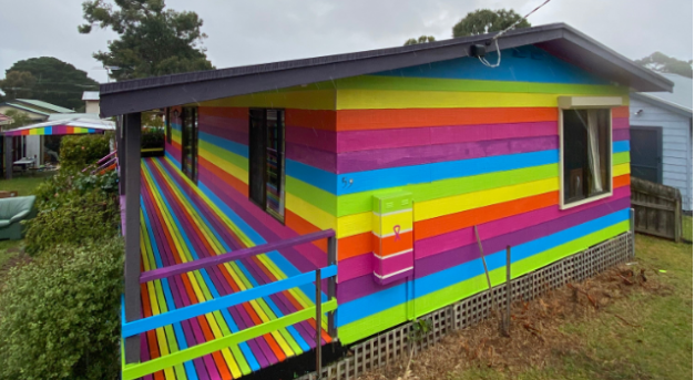 Megfenyegették, ha szivárvány színűre festi a házát
