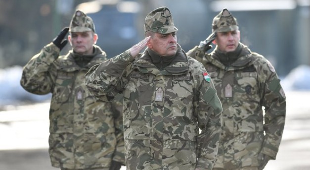 Szokatlan körülmények között távozott a magyar hadsereg parancsnoka