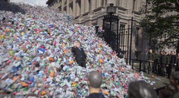 Boris Johnsont elsöpri a műanyaghulladék