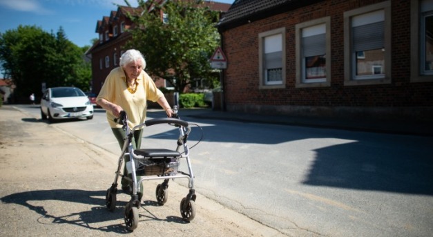 Száz kilométeres gyaloglás: 97 évesen, járókerettel