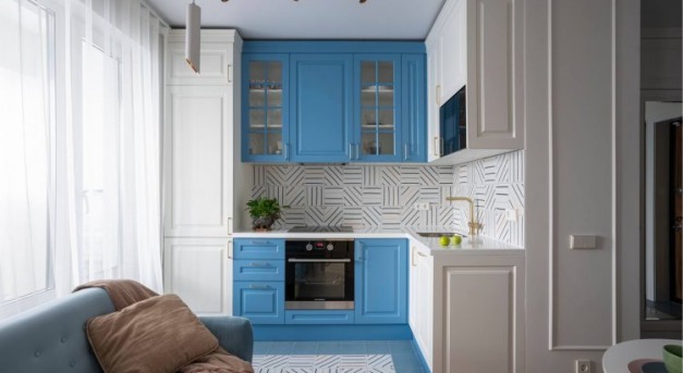 Trendi burkolatok és kék-fehér konyha egy kis lakásban