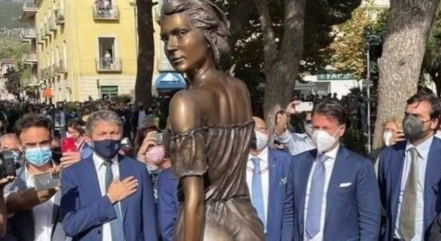 Túl sokat mutat a szobor, felháborodtak Olaszországban