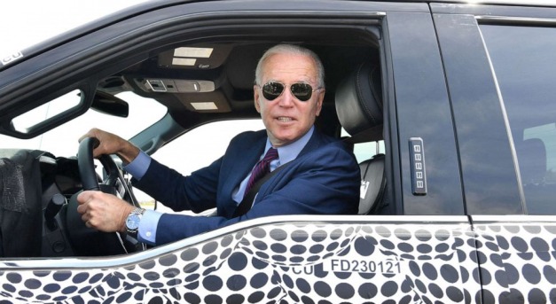 Joe Biden elvitte egy körre a Ford új elektromos pick-upját