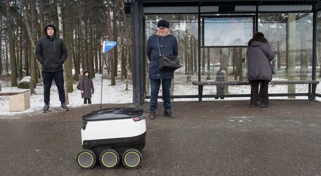 Futár helyett már robotok viszik házhoz az ebédet
