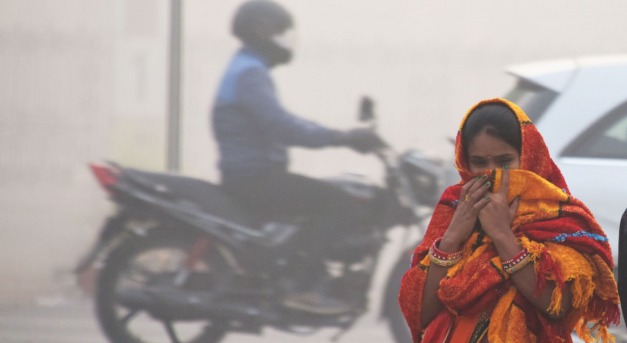 Iskolabezárások és autókorlátozás Delhiben a súlyos légszennyezés miatt