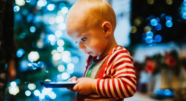 Bútorokat rendelt a netről a kétéves kisfiú