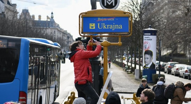 Az orosz nagykövetség mellett a Bajza utcánál mostantól az Ukrajna felirat várja az arra járókat
