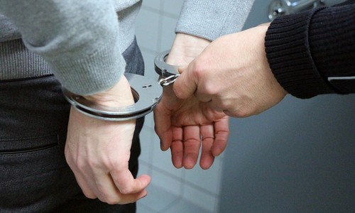 Őrizetbe vették a Pénzügyminisztérium három munkatársát hivatali vesztegetés gyanúja miatt