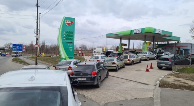 Óriási, külföldiekből álló sor kígyózott a magyar benzinkút felé