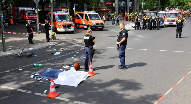Tömegbe hajtott egy autó Berlinben, egy ember meghalt, sok a sérült