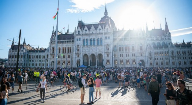 Jelentősen több adó befizetését várja el a kormány jövőre a vállalkozásoktól és a lakosságtól