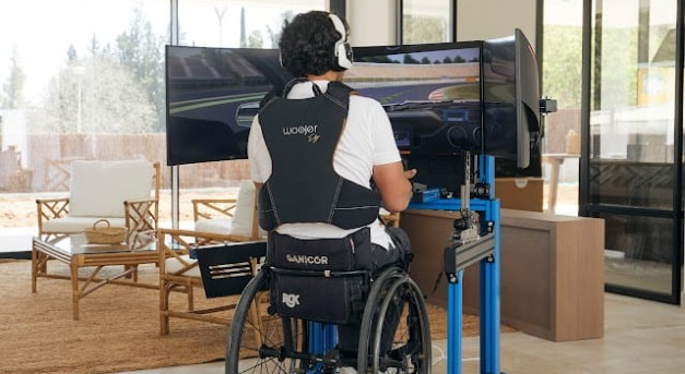 Robot segíti a fogyatékkal élő dolgozót munkájában