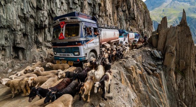India legveszélyesebb hegyi útja, a Zoji La hágó