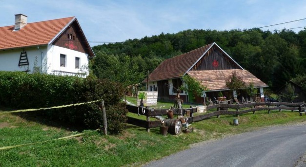 Mesebeli falu a dombok között