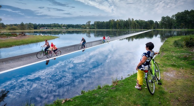 Kerékpárral a belgiumi tó vizén keresztül