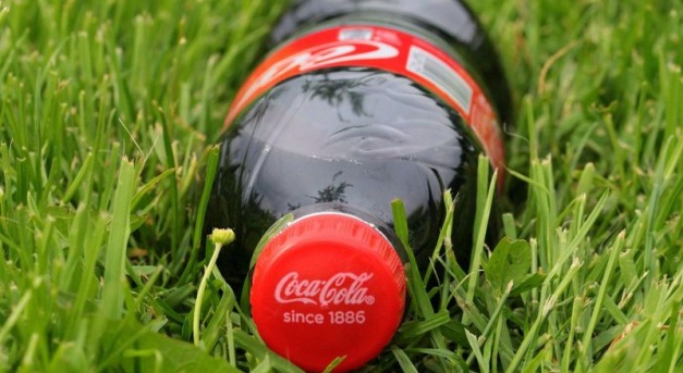 Rögzített kupakot vezet be a Coca Cola