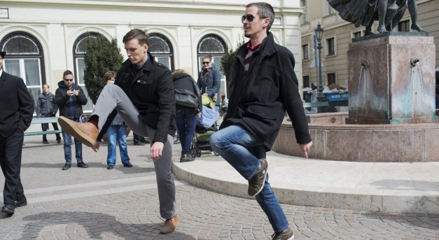 A hátrafelé gyaloglás különleges hatása a szervezetre