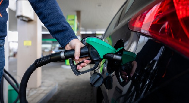 Száz forinttal drágább nálunk a benzin, mint Romániában