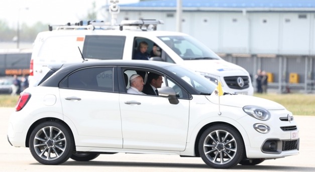 Ferenc pápa Magyarországra hozatott saját autójával, egy elektromos kis Fiattal közlekedik
