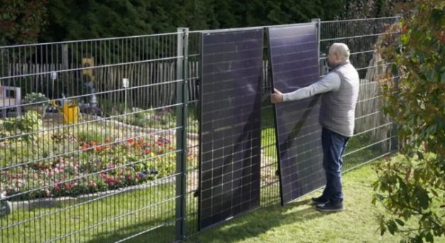 Kerítésre telepíthető napelemes rendszert jelent meg a piacon