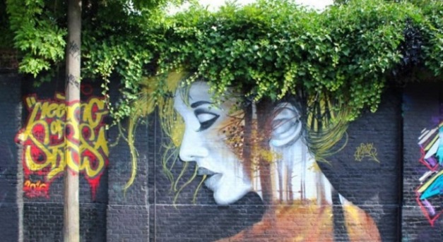 Az utcai faldíszítő művészet és a növények találkozása
