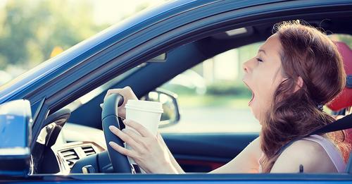 Mikroalvás: mit lehet tenni, ha fáradtnak érezzük magunkat a volán mögött?